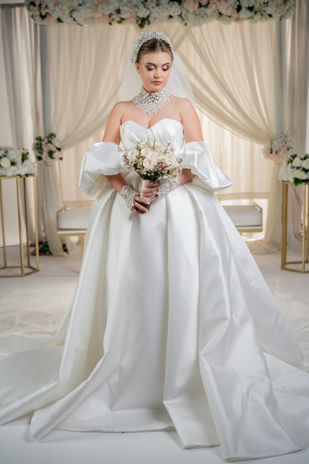 Marchetti Bridal bride with bouquet