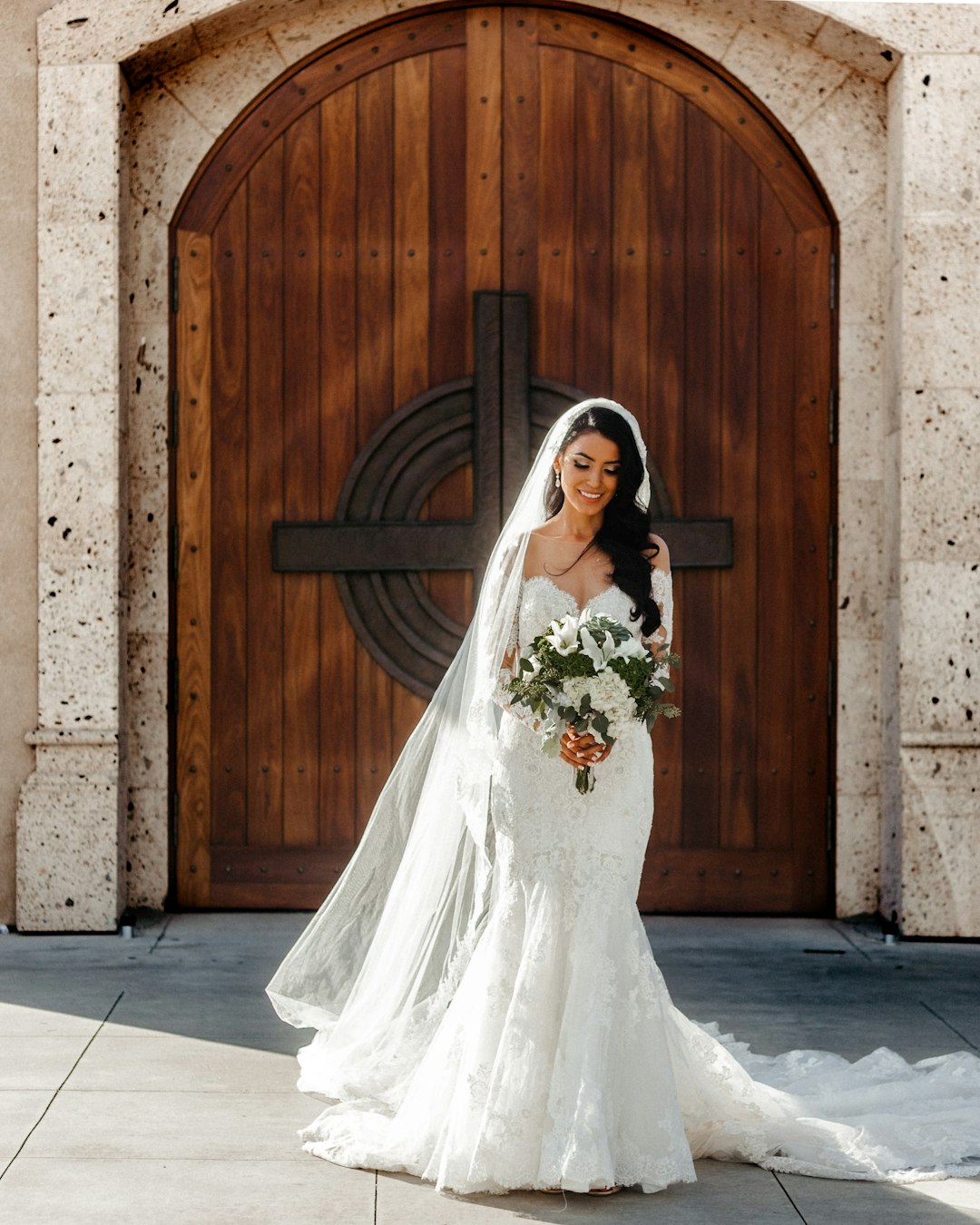 Vale & Ivory bride holding flowers