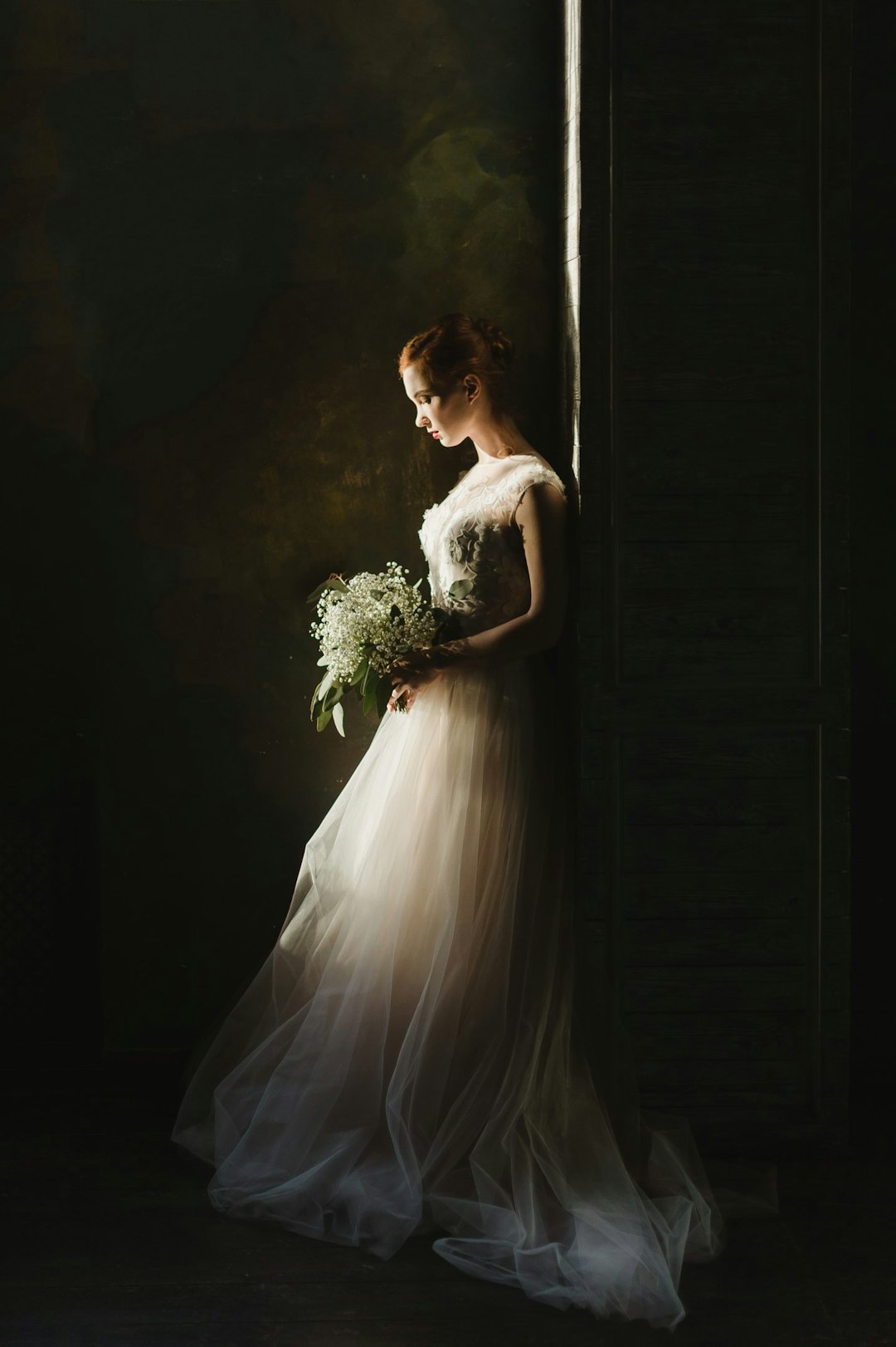 Vale & Ivory bride with bouquet